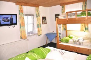 Mehrbettzimmer mit TV